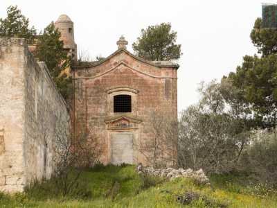 ...che si affianca all�annessa chiesetta dedicata a San Michele Arcangelo, piccolo edificio impreziosito da lesene decorative e dal color rosso sbiadito